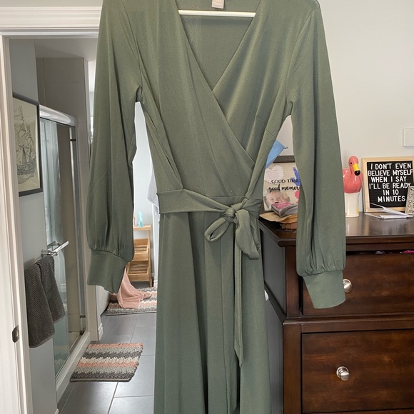 Green dress by H&M - Picture 2 of 7